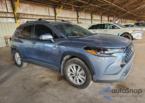 2022 Toyota Corolla Cross Le z USA, uszkodzony, nr VIN 7MUBAAAG3NV033480